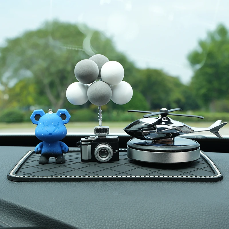 暴力熊车载香水汽车香薰摆件创意车内持久香氛太阳能旋转飞机装饰