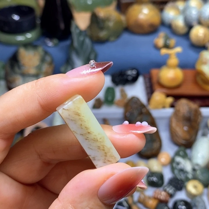 透闪石质玉未镶嵌挂件