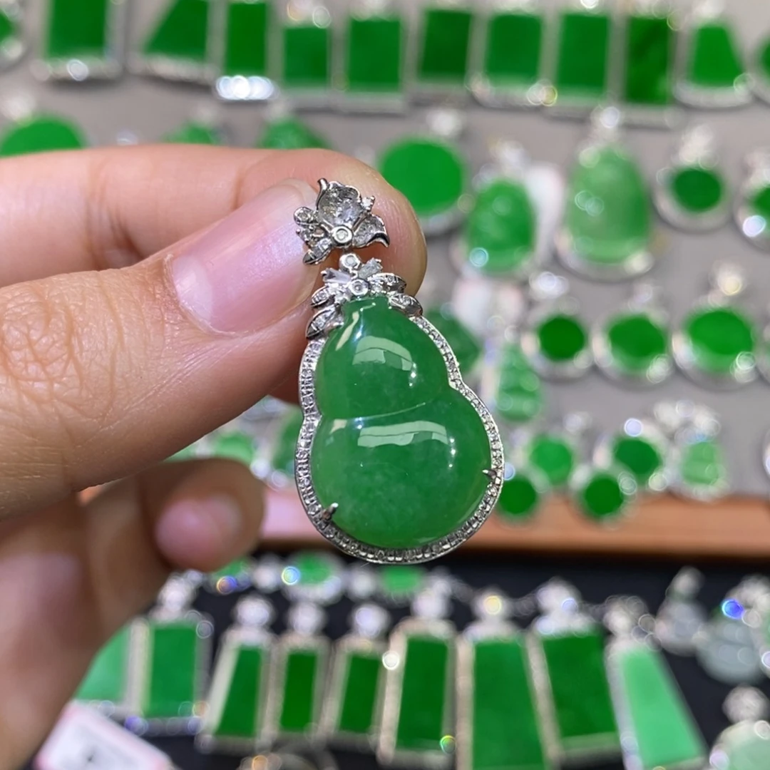 翡翠吊坠(不含链)18K金镶嵌清货价 有纹 不介意拍