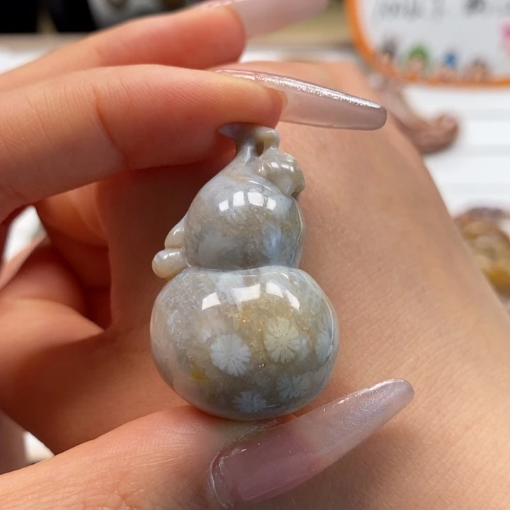 硅化玉颈饰未镶嵌五福临门。葫芦