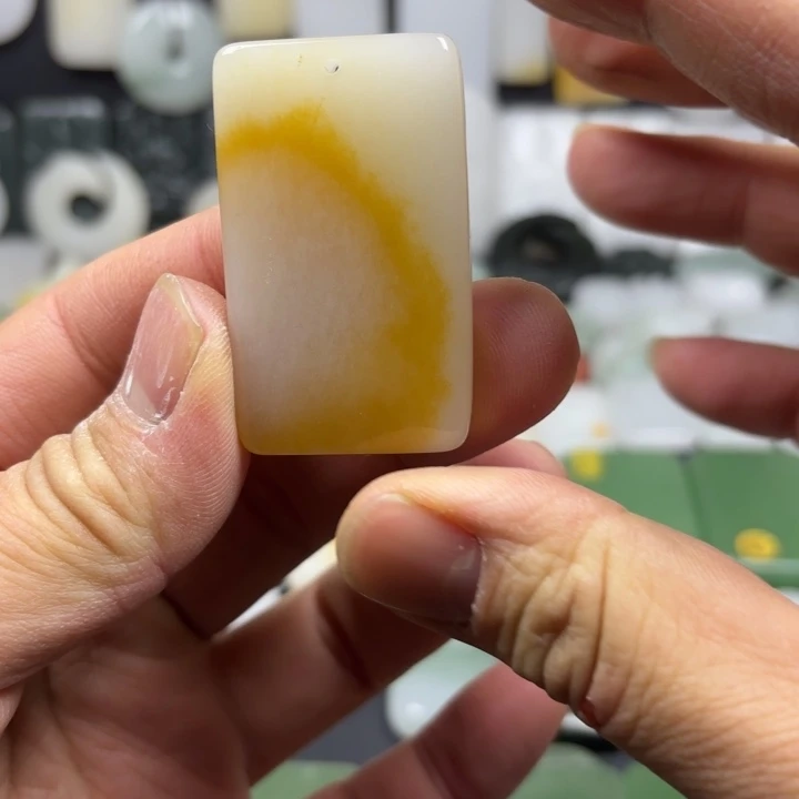 石英质玉（金丝玉）未镶嵌颈饰