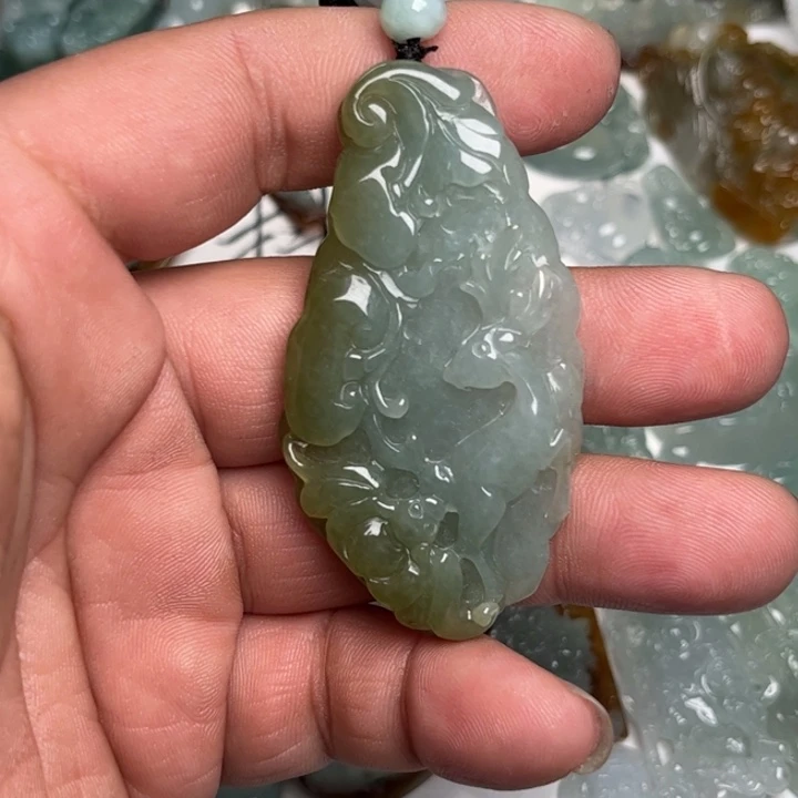 翡翠未镶嵌颈饰鹿