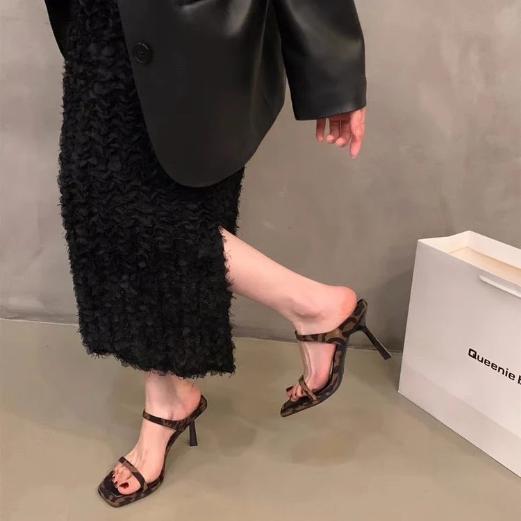 夏季新款豹纹时尚百搭一字带露趾拼接凉拖鞋配裙子高跟细跟女凉鞋