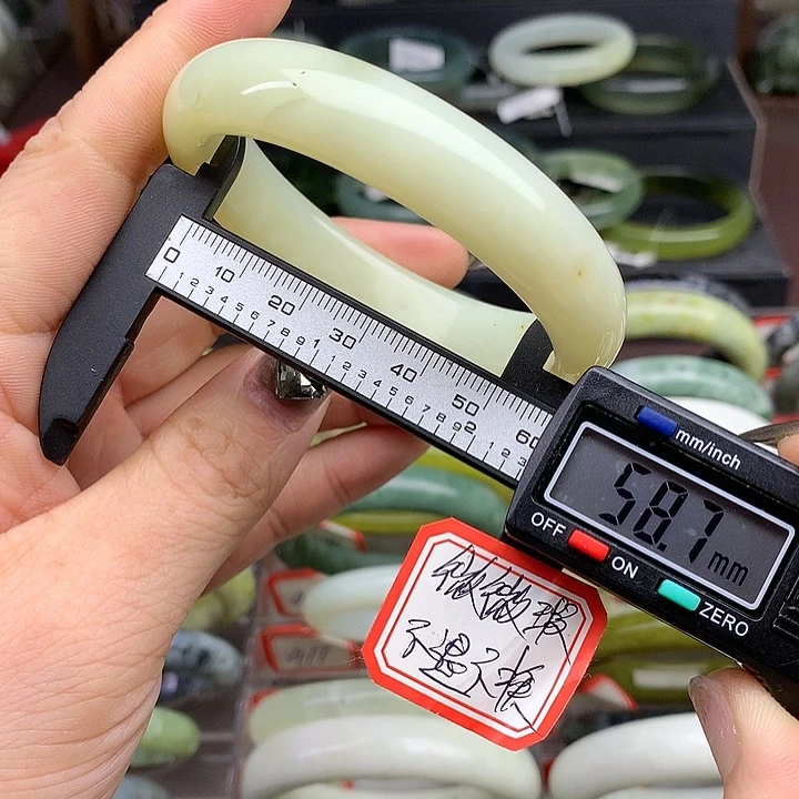 蛇纹石玉手镯未镶嵌4179