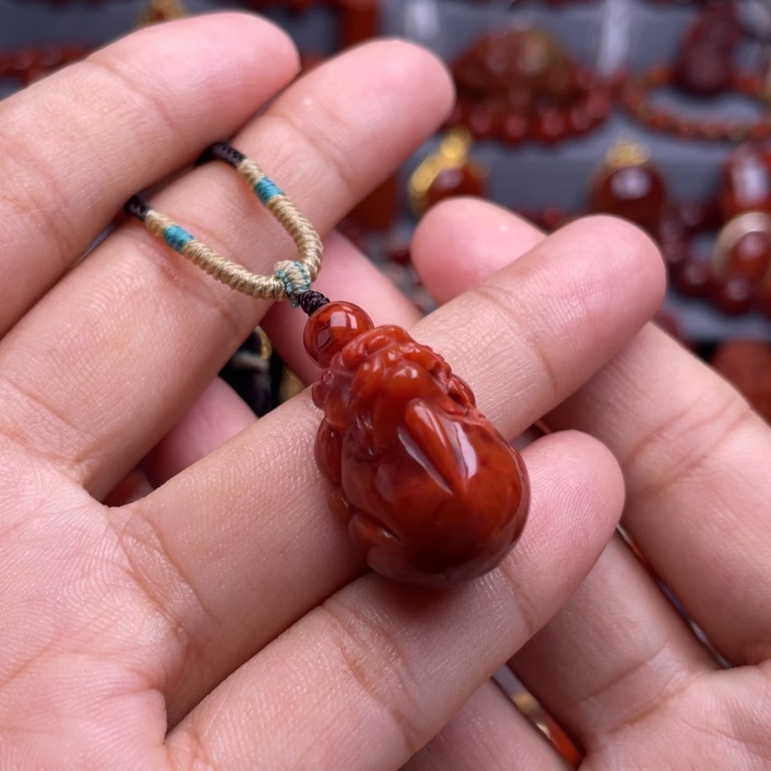 南红玛瑙未镶嵌珠宝奇石貔貅吊坠