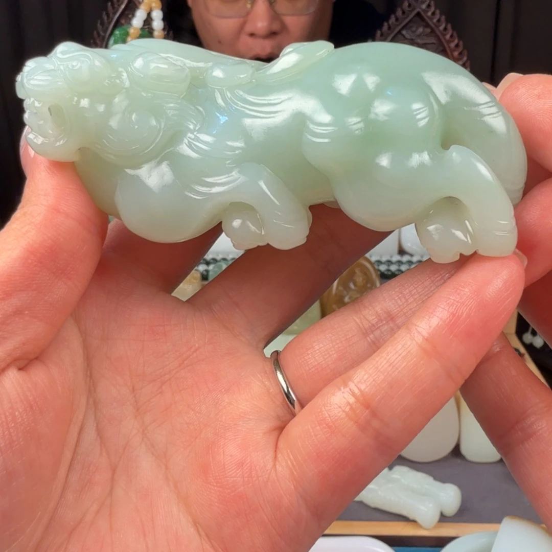 鬼***团和田玉未镶嵌颈饰