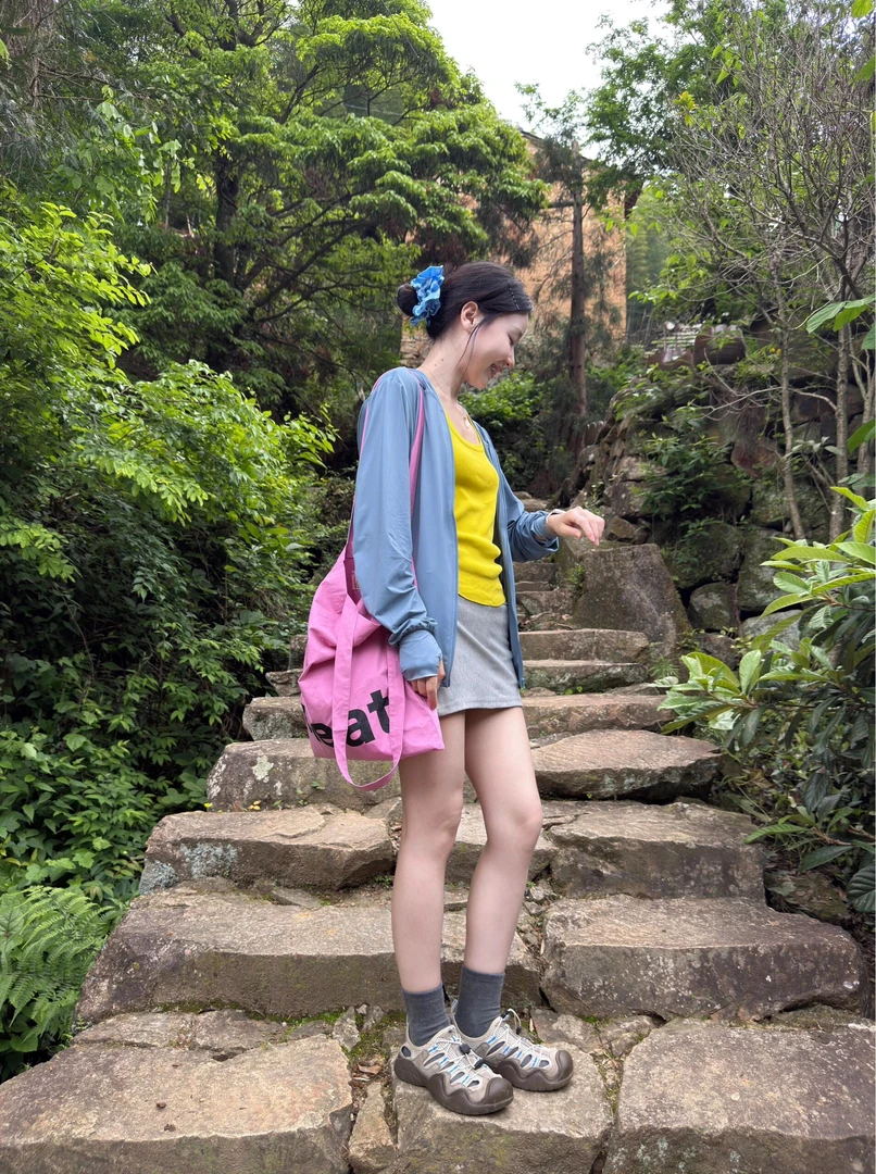 2025春夏新款韩系简约蓝色薄款防晒衫黄色背心高腰灰色半身裙套装