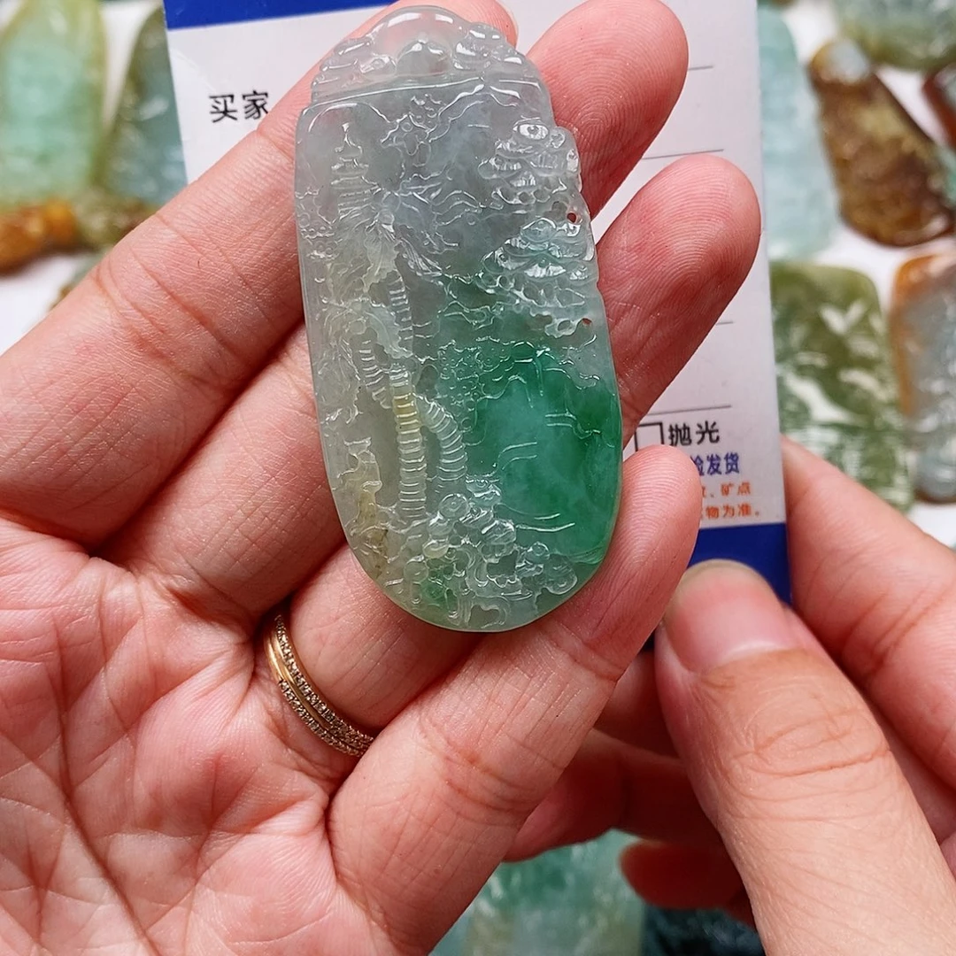 翡翠未镶嵌颈饰山水