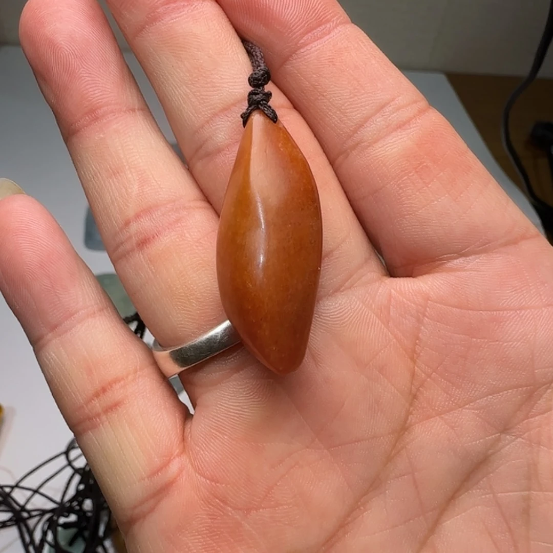 石英质玉（金丝玉）未镶嵌颈饰