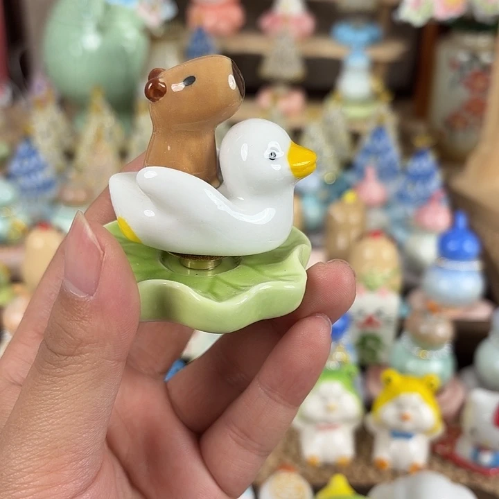 陶瓷骑鸭的卡皮巴拉