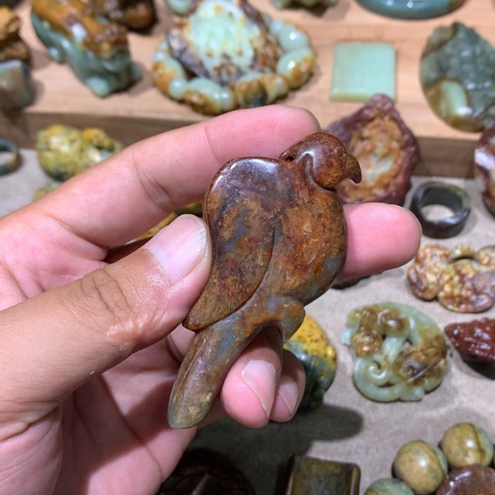 未镶嵌岫岩河磨玉（透闪石质玉）挂件