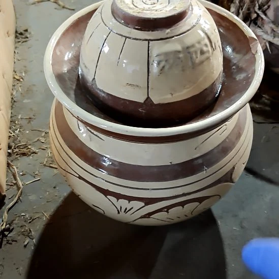 瓷片盘子碗茶壶啥都有