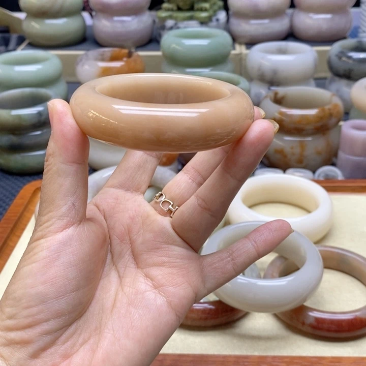 未镶嵌手镯石英岩玉