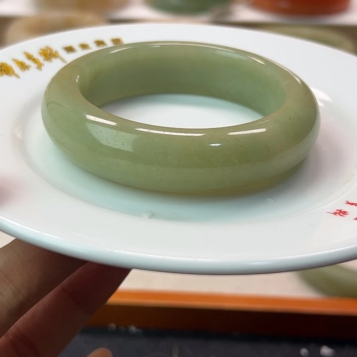 未镶嵌手镯石英岩玉
