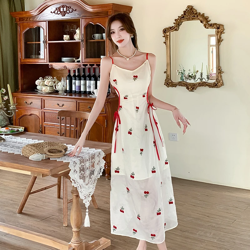 法式减龄小樱桃吊带裙女2025夏季新款温柔甜美气质显瘦度假连衣裙