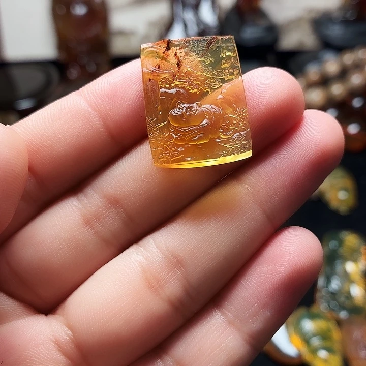 琥珀未镶嵌颈饰..