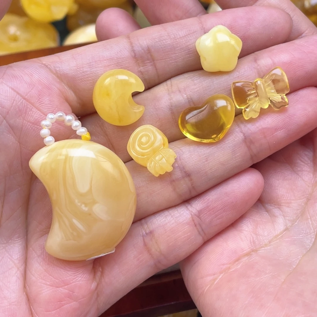 未镶嵌琥珀裸石田**。蜜蜡