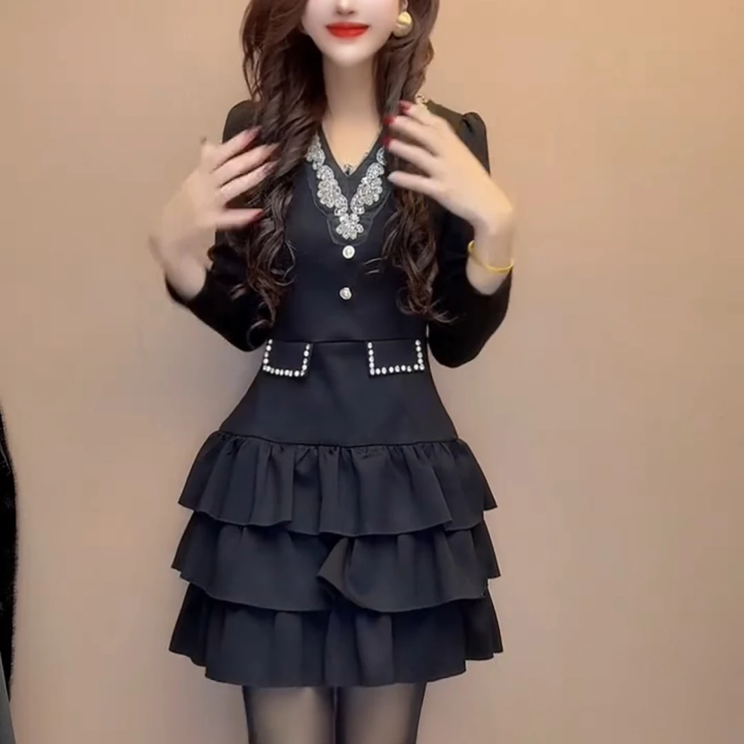 秋冬新款V领钉珠花边丝绒长袖蛋糕裙显瘦遮肉连衣裙洋气时尚款