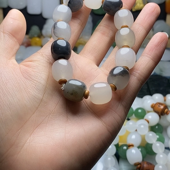 石英质玉（金丝玉）未镶嵌颈饰