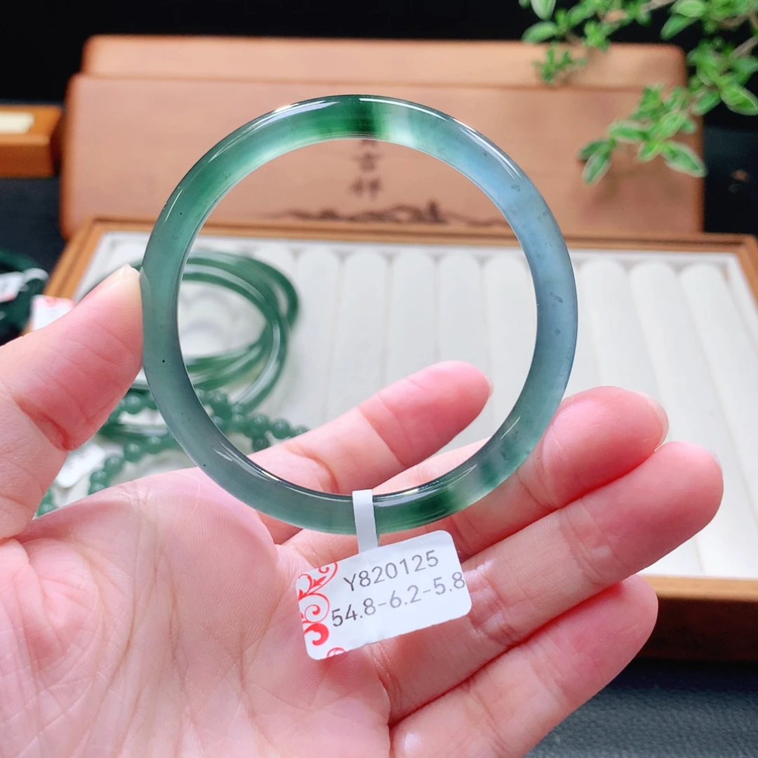翡翠未镶嵌手镯（圆镯）