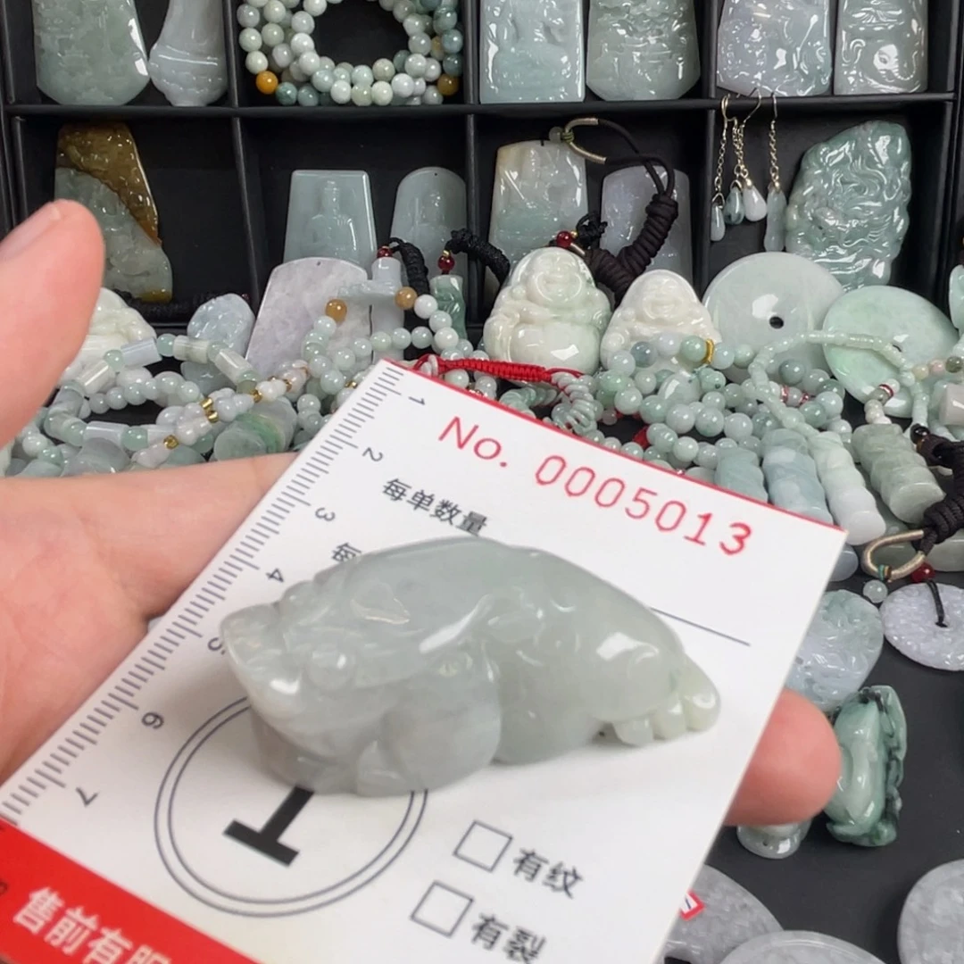 龙***艺吊坠(不含链)未镶嵌翡翠微瑕