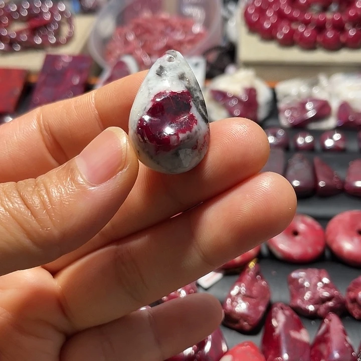 天然辰砂原石吊坠