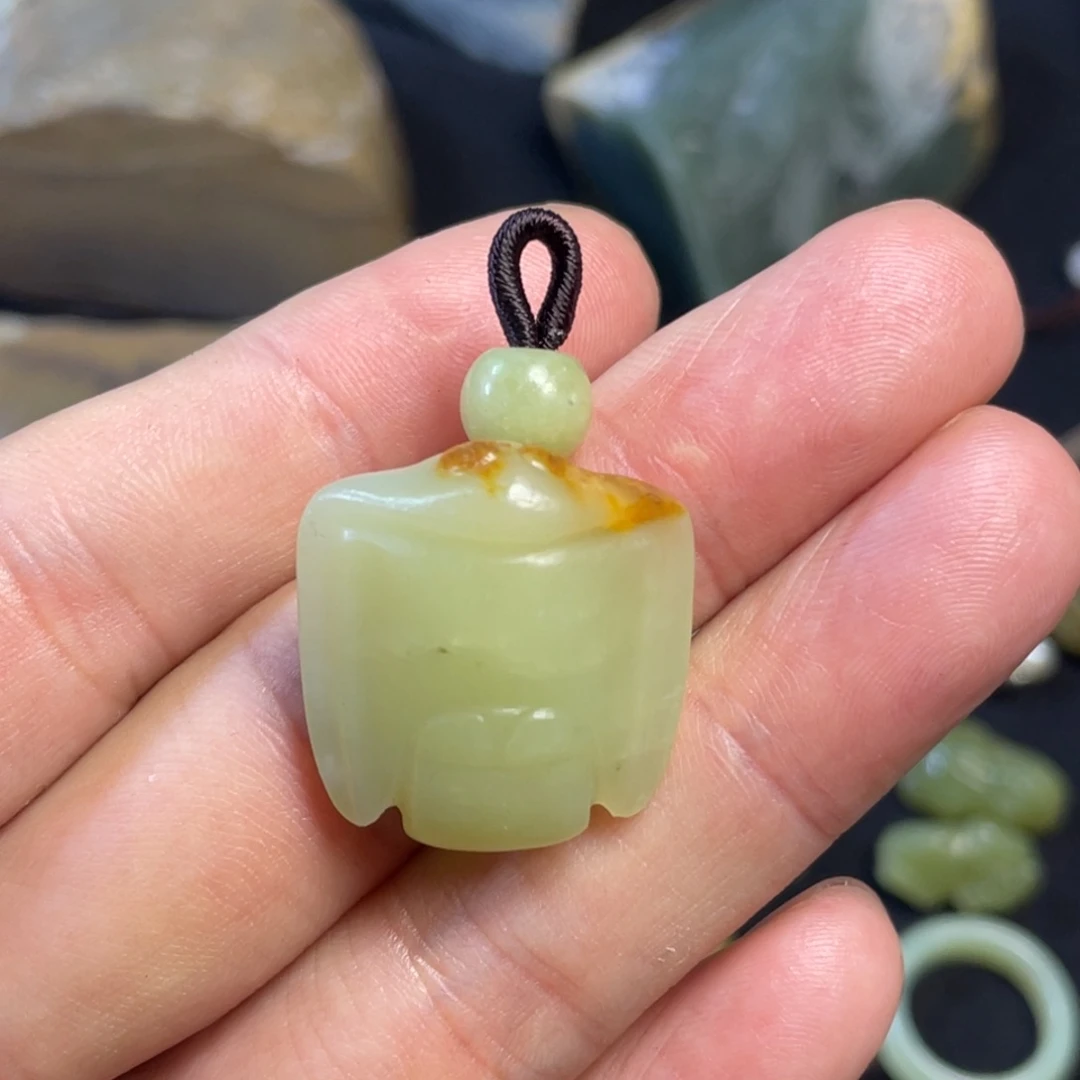 銘***岫岩河磨玉（透闪石质玉）未镶嵌车挂