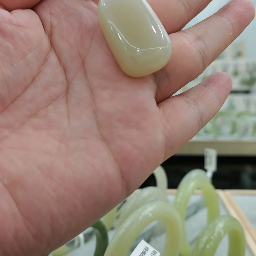 安****颈饰未镶嵌和田玉