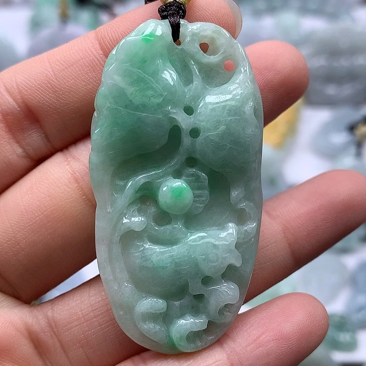 翡翠未镶嵌颈饰和和美美年年有余两面工艺福利