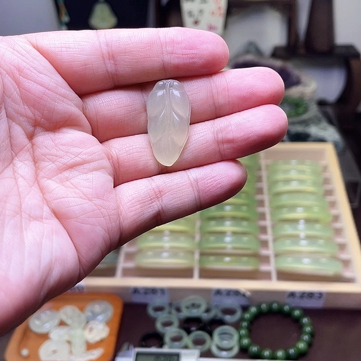 蛇纹石玉颈饰未镶嵌小*蜜