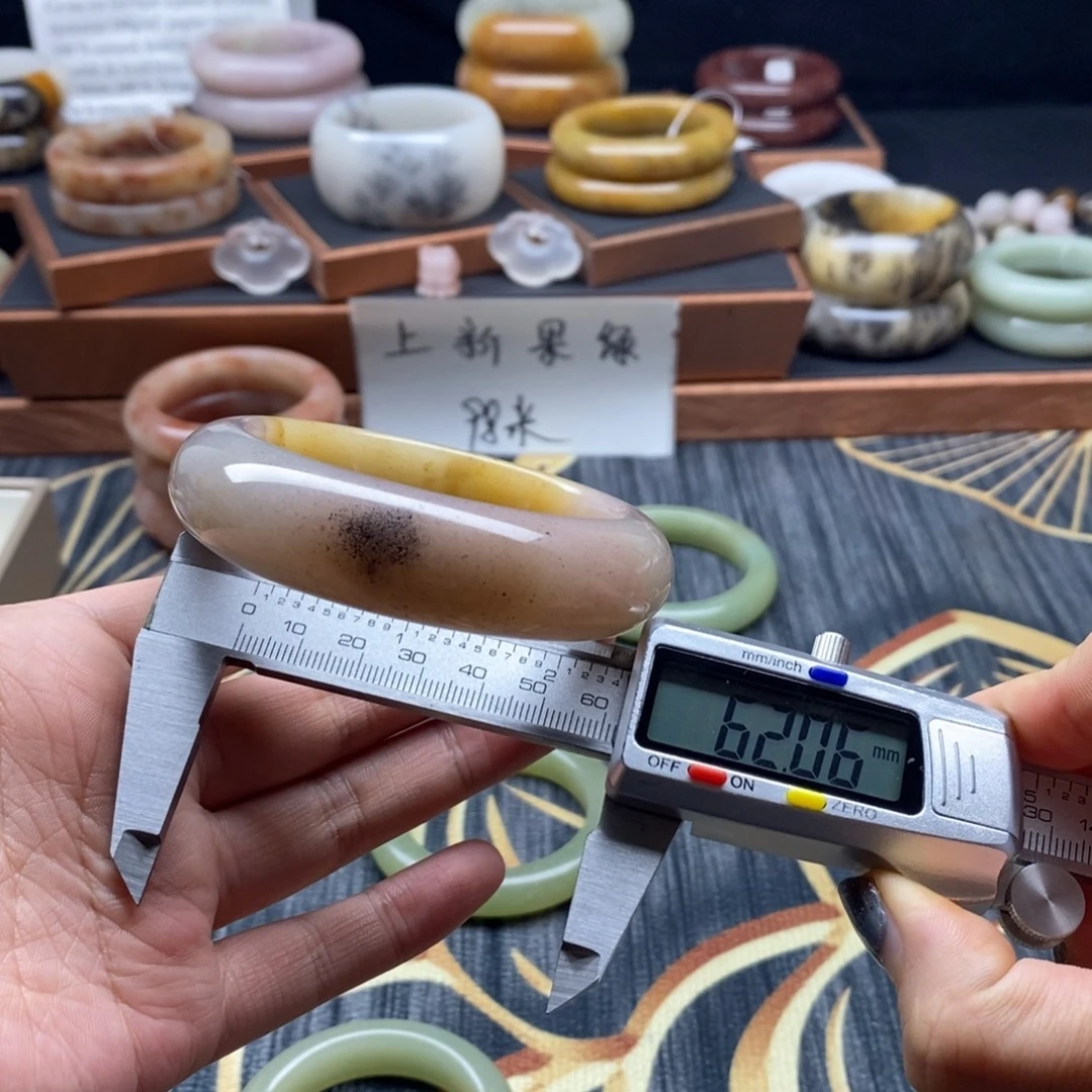 石英质玉未镶嵌手镯