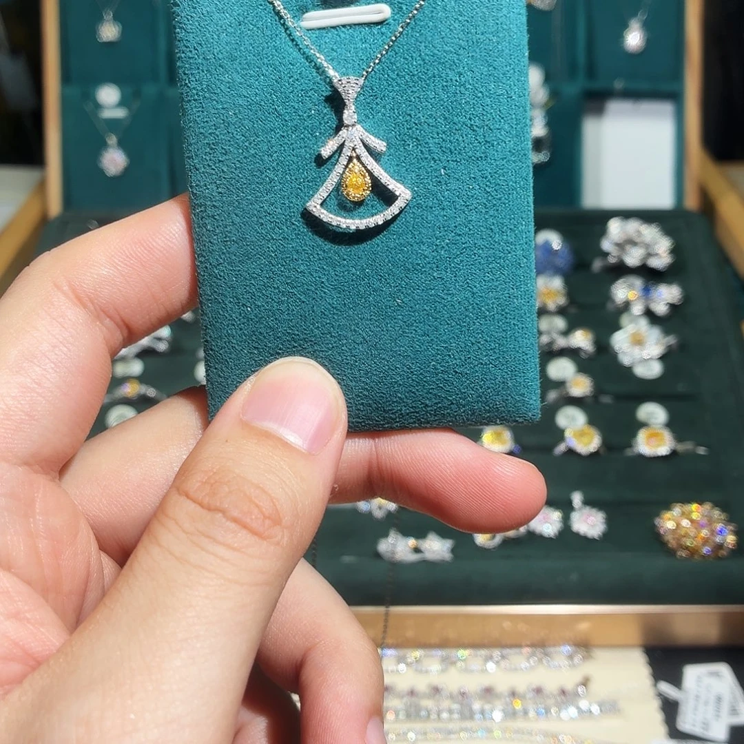 钻石18K金镶嵌颈饰