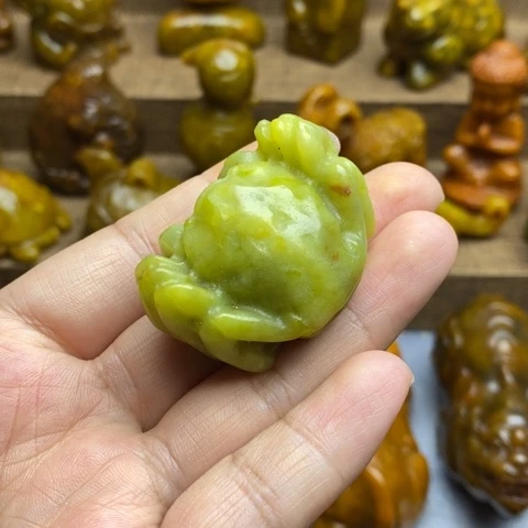 蛇纹石玉未镶嵌颈饰1