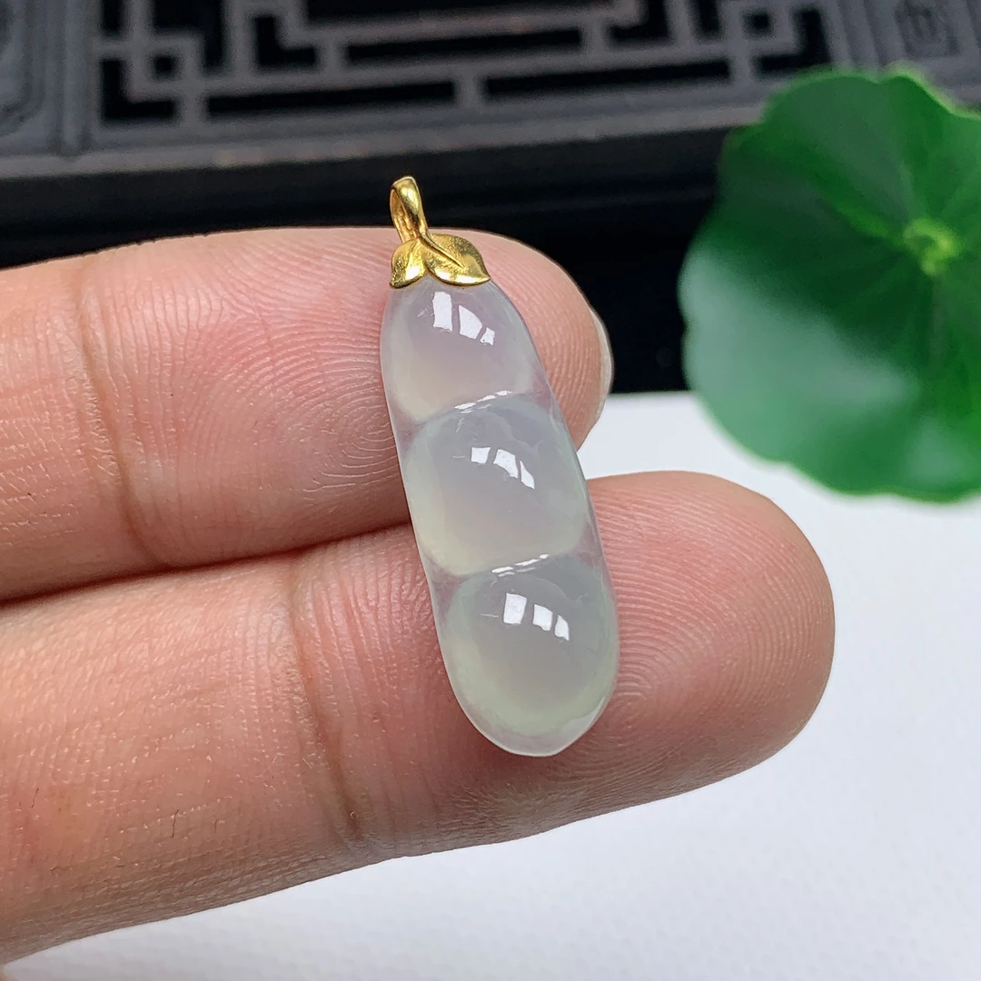 天然翡翠A货18K金扣精美冰种饱满福豆吊坠尺寸26.2*8.9*5.2mm
