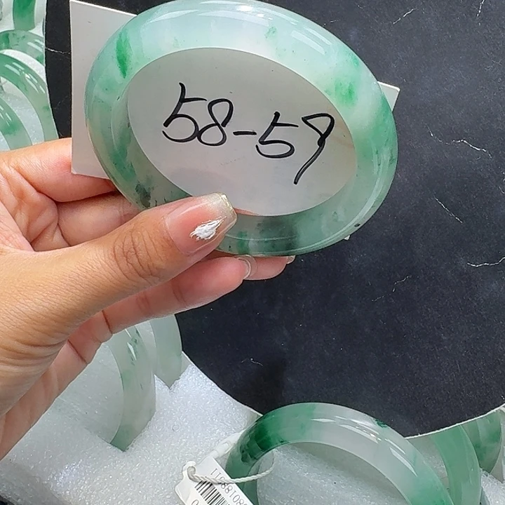 未镶嵌手镯石英质玉（非洲翠）