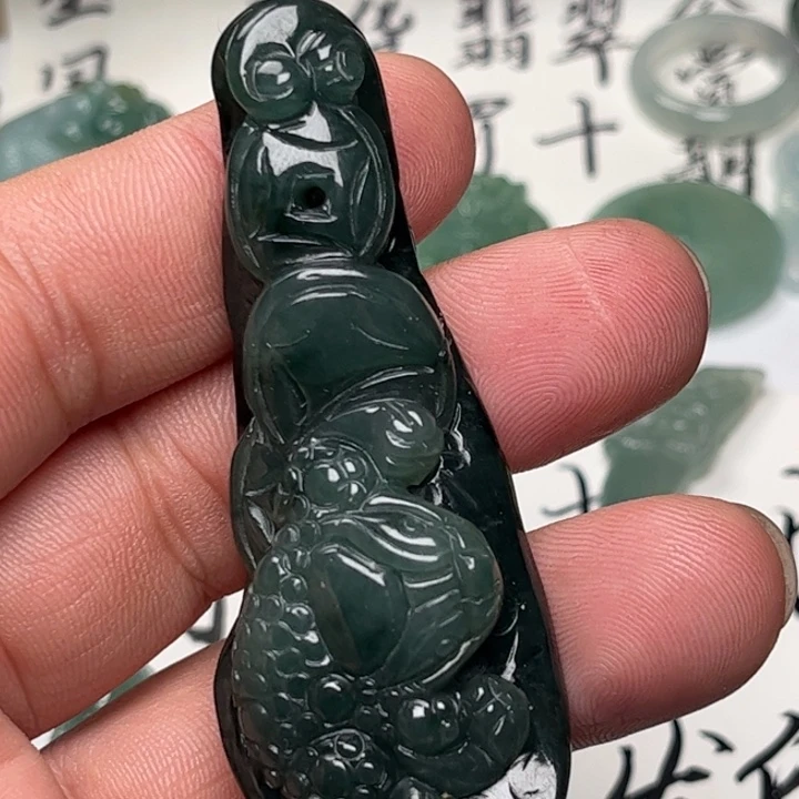 翡翠未镶嵌颈饰金蟾