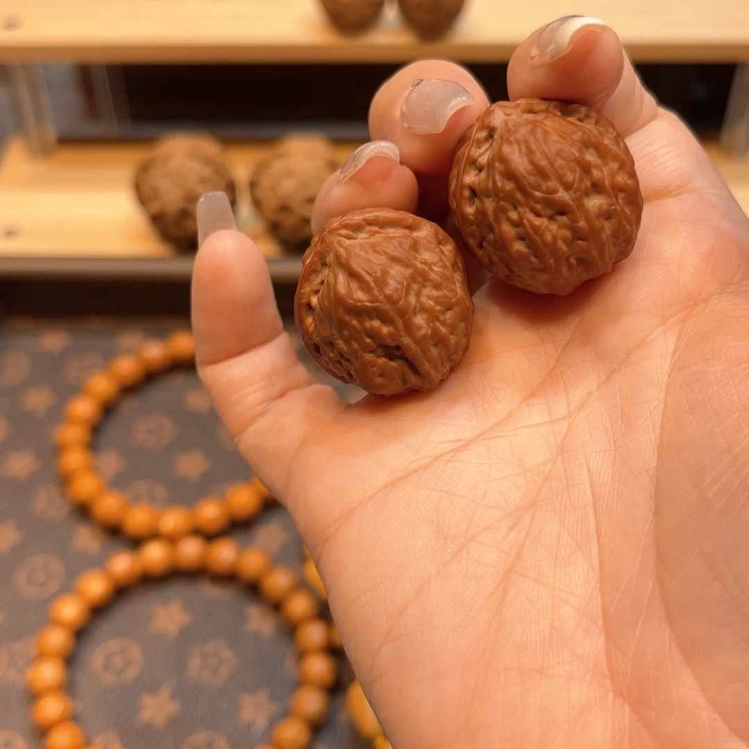 文玩核桃把件红宝石