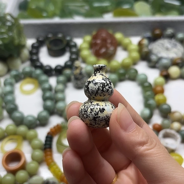 蛇纹石玉未镶嵌吊坠