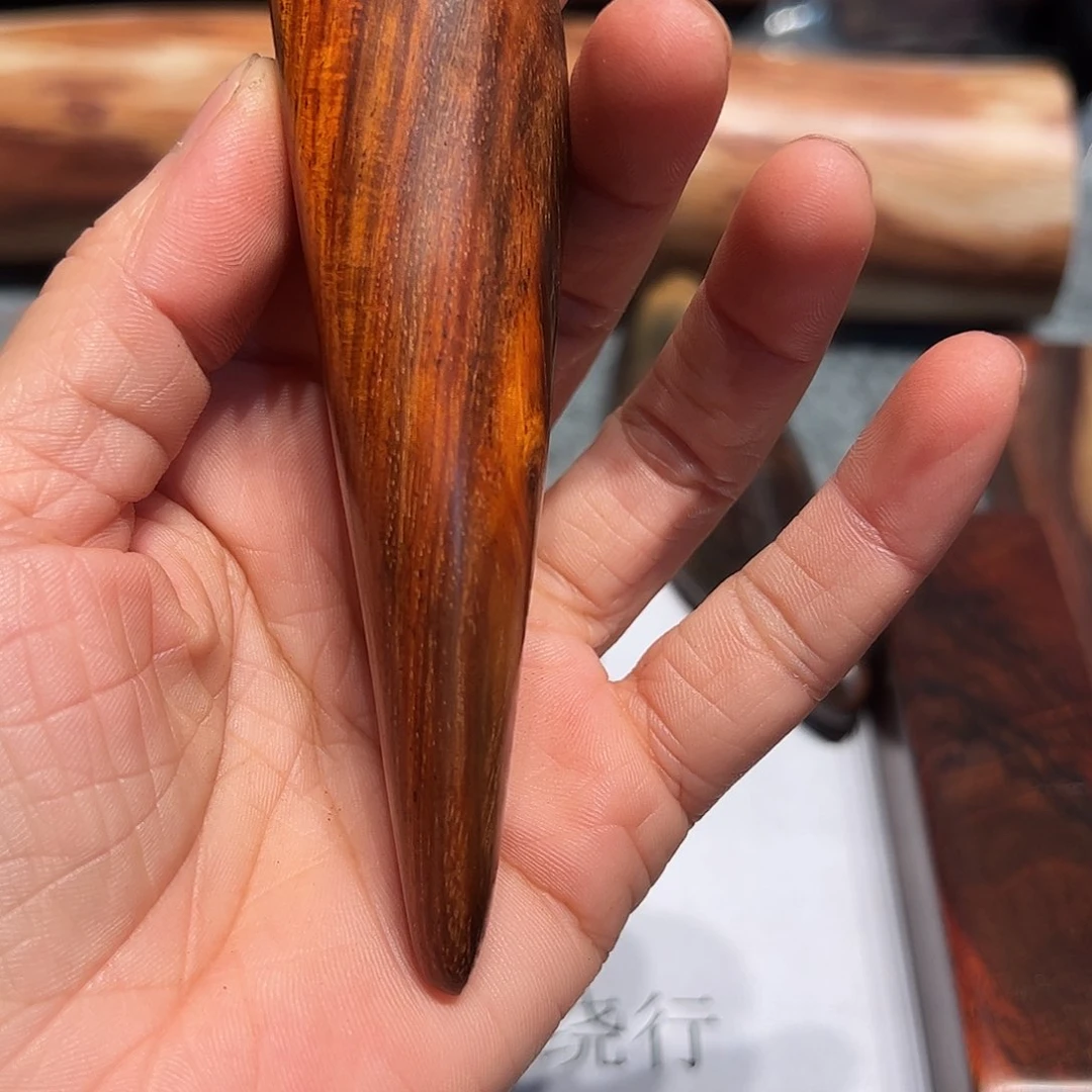 交趾黄檀（大红酸枝）张**?