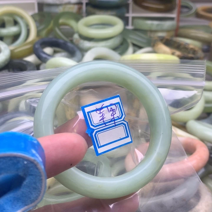 蛇纹石玉未镶嵌手镯苹*花