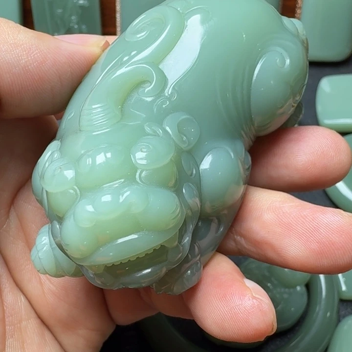 顺***李和田玉未镶嵌颈饰
