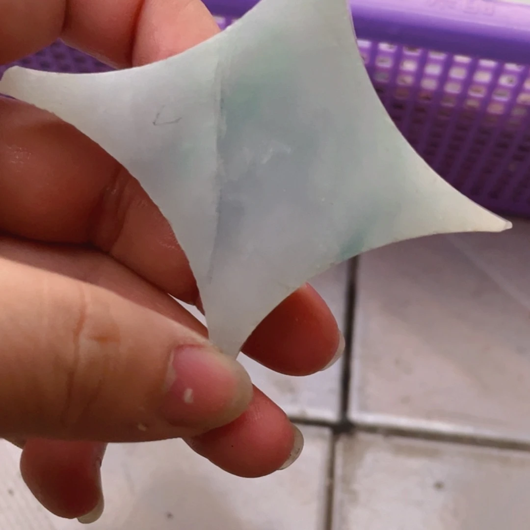 颈饰未镶嵌翡翠。