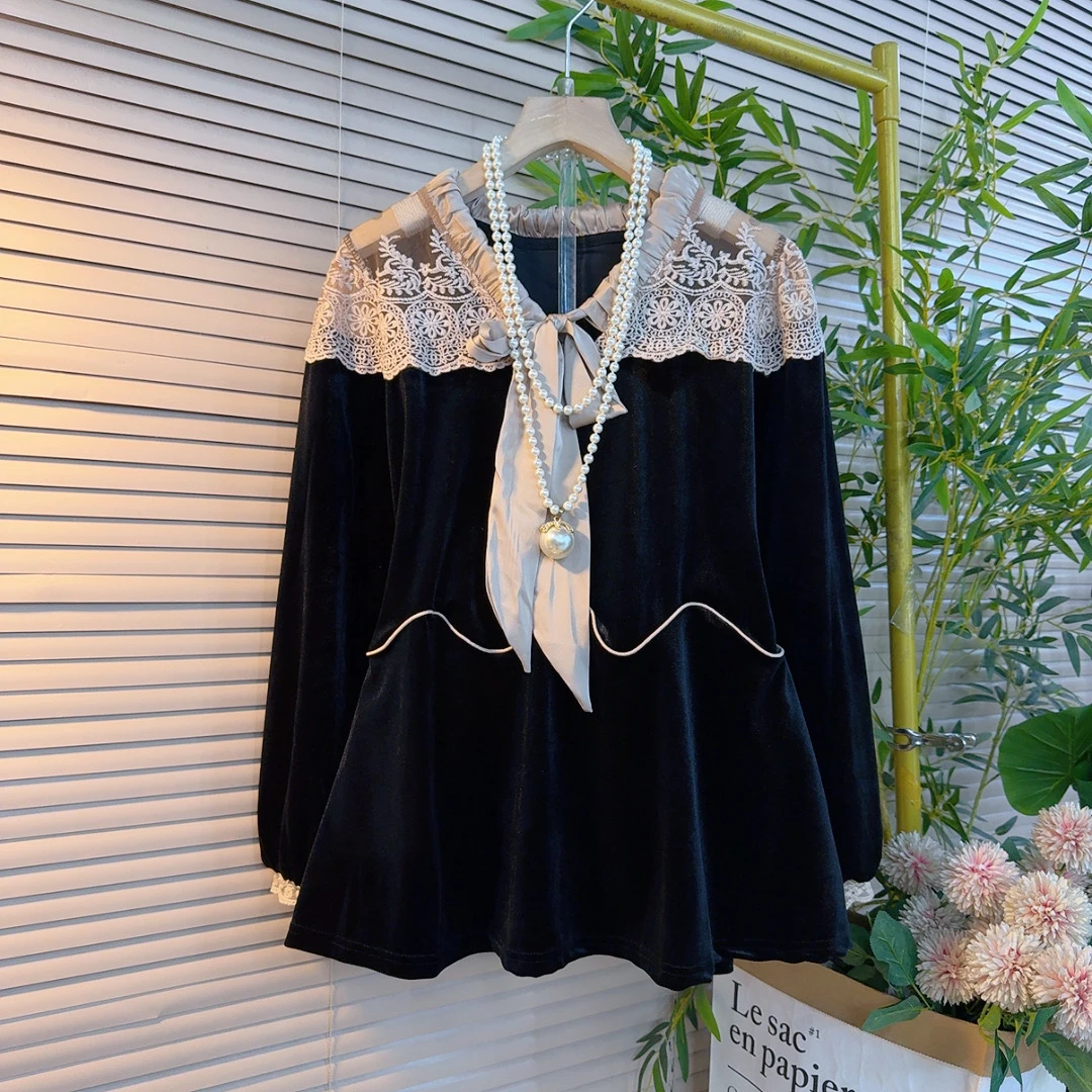 2457胖妹妹欧货时尚设计感镂空蕾丝拼接丝绒遮肉显瘦蝴蝶结百搭衫