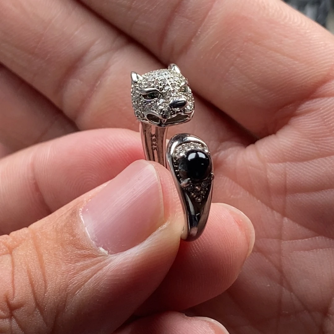 颈饰未镶嵌翡翠戒指