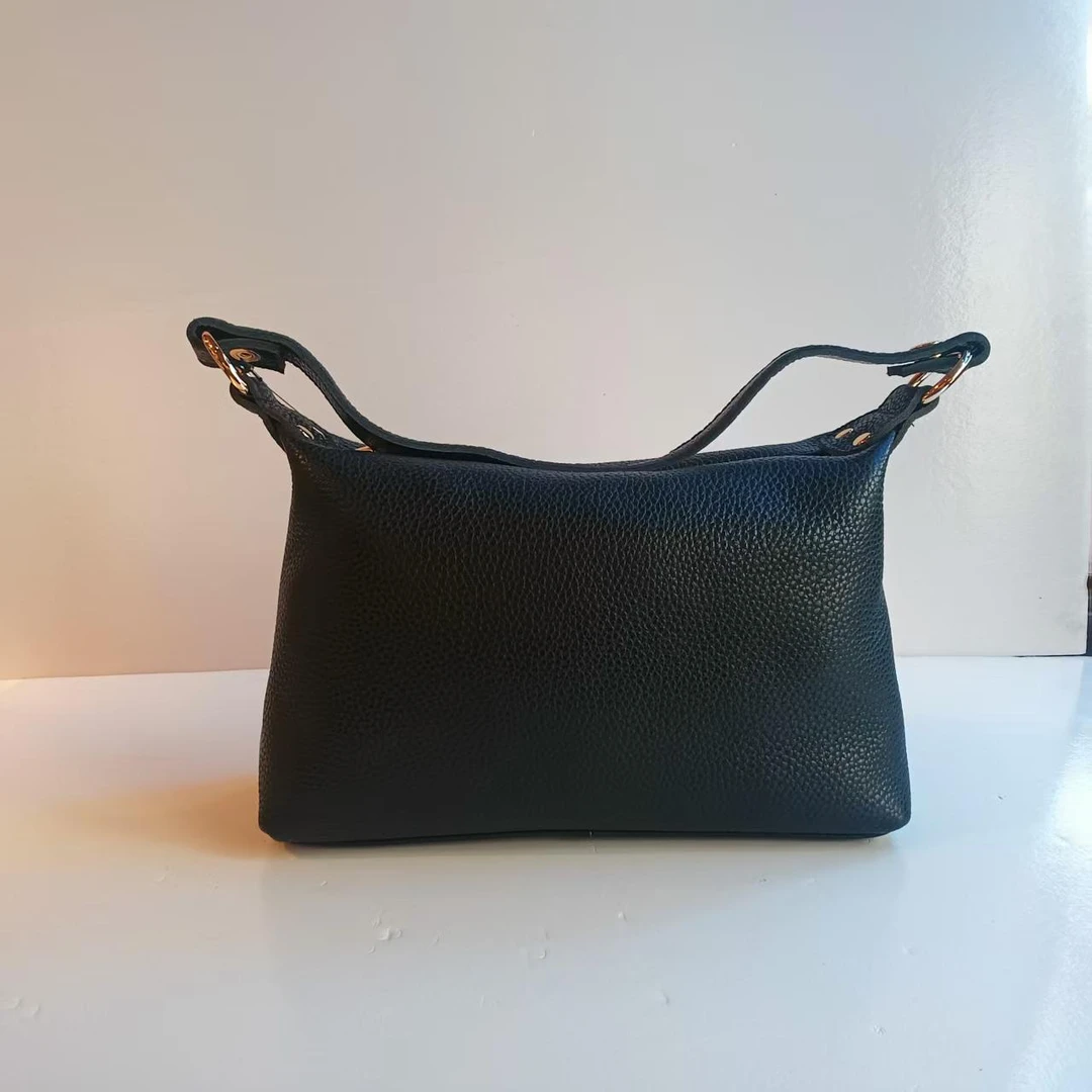 质感牛皮腋下包，也可斜挎，独特的弧形设计，简约随性。