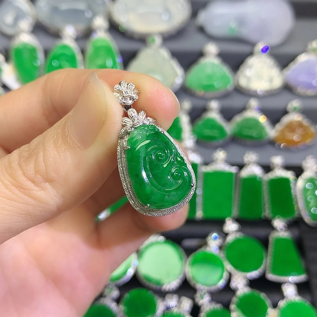 翡翠18K金镶嵌颈饰吊坠