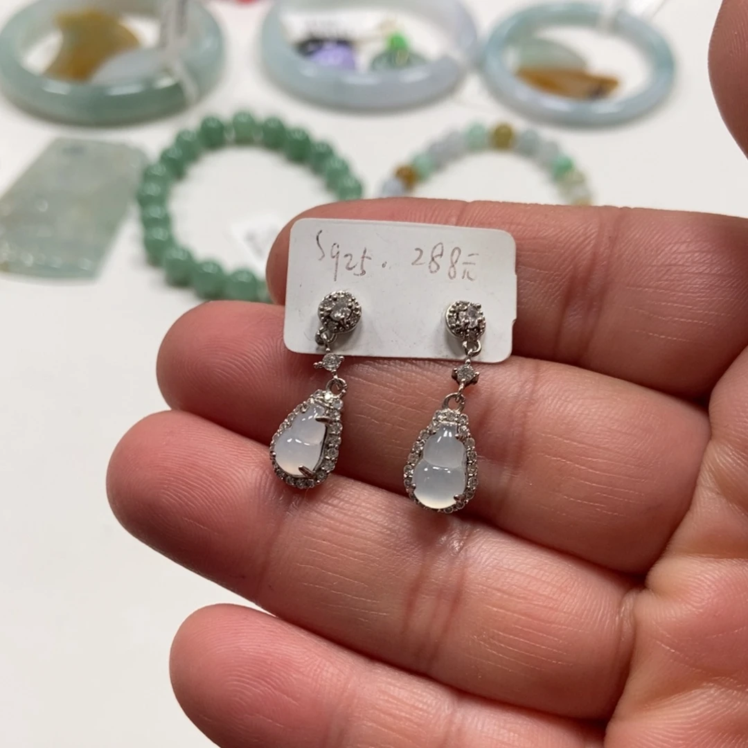 翡翠耳饰未镶嵌翡翠