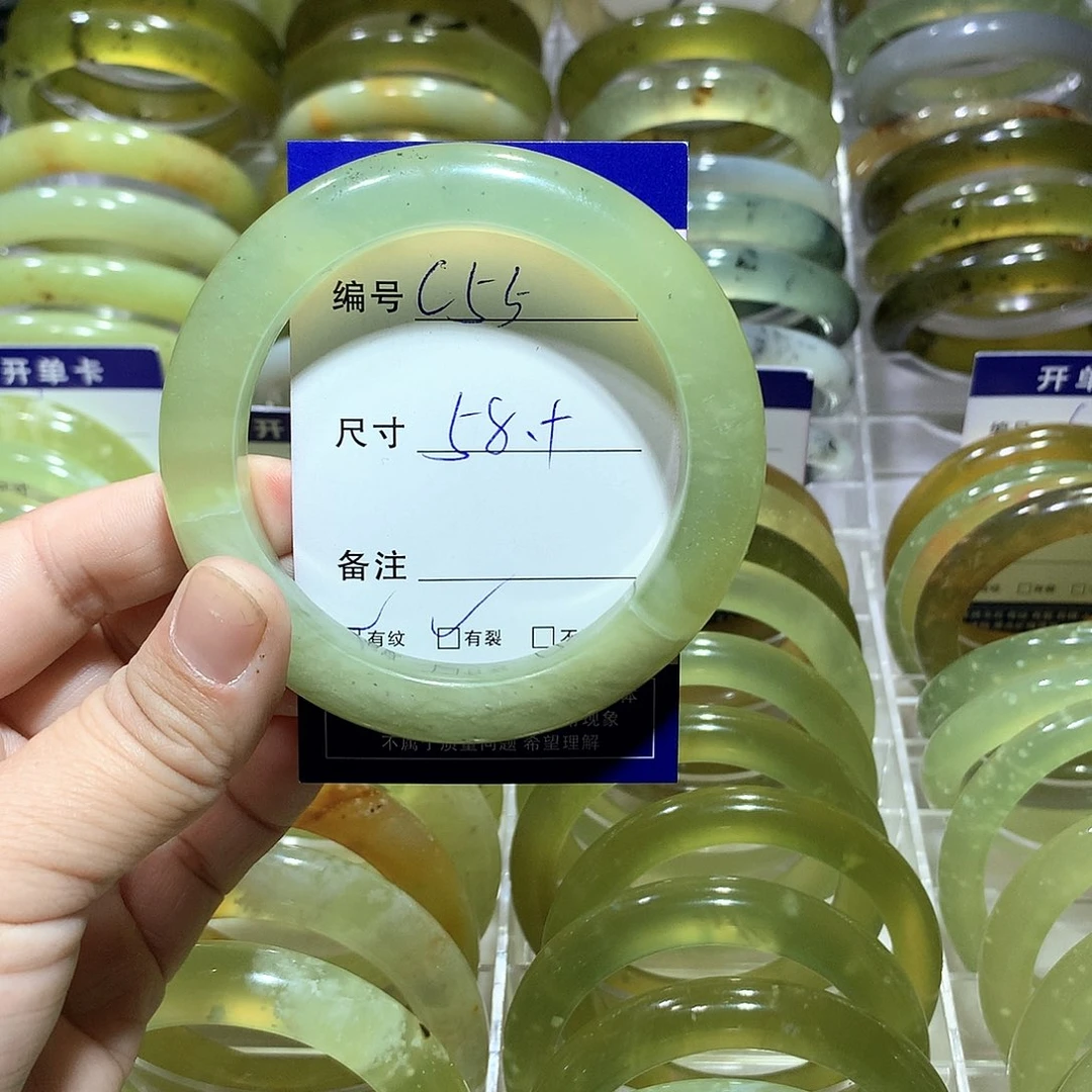 蛇纹石玉手镯未镶嵌