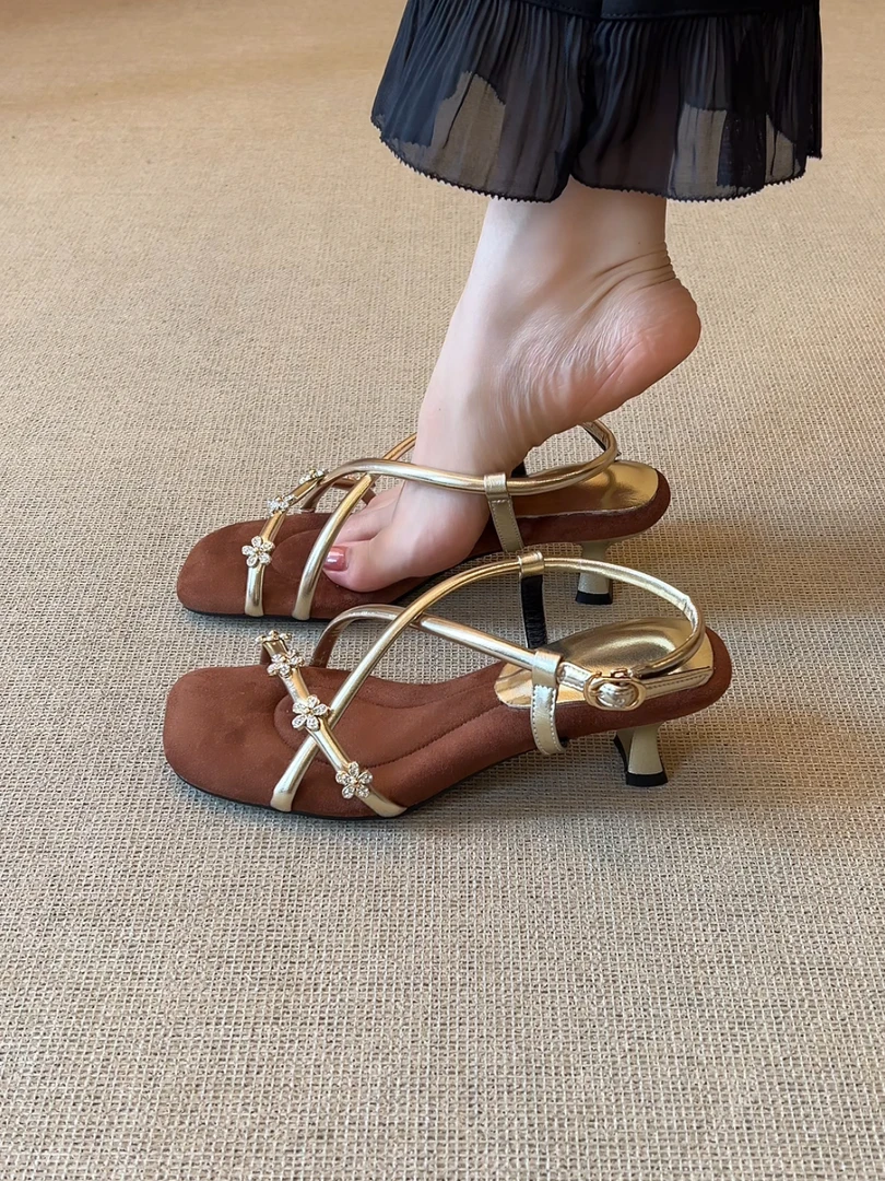 Elingjk/5cm法式复古风方头水钻花朵交叉后绊带优雅露趾凉鞋