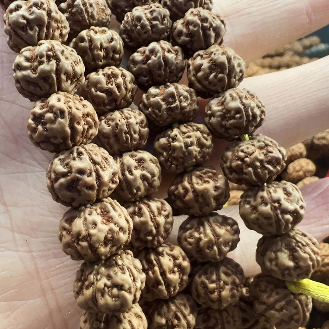 金刚菩提吊坠爆肉凹底梅花，一条保手持